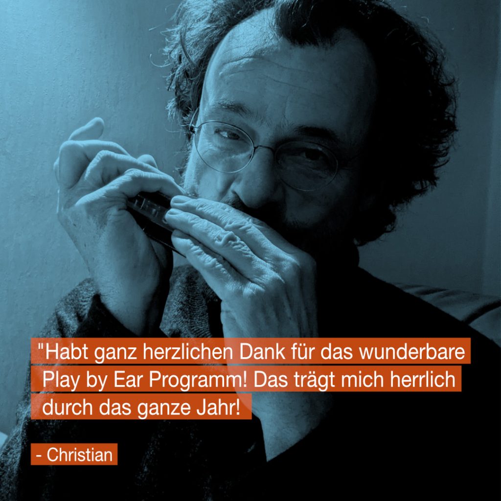 Christian an der Mundharmonika